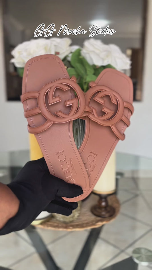 INTERLOCKING G RUBBER SLIDE SANDALS - MOCHA